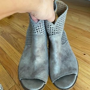 Lucky Brand Perforated Block Heel Sandal. Size 6.5 Good condition